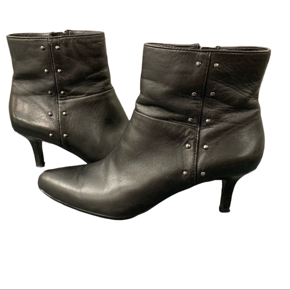 Tahari sz 7 Pilar black leather studded heeled ankle boots